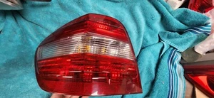 07-10 Lámpara de luz trasera izquierda lado conductor Mercedes W164 ML350 ML550 FABRICANTE DE EQUIPOS ORIGINALES - Imagen 1 de 2
