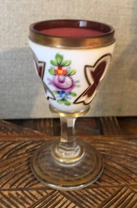 Tschechisch Böhmisch handemailliert Blumenmuster weiß Gehäuse zu Cranberryglas geschnitten - einzeln - Bild 1 von 6