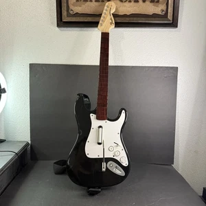 Xbox 360 Rock Band Wireless Fender Stratocaster Gitarre mit Gurt XBGTS2 (250118) - Bild 1 von 8