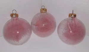 Juego de 3 adornos navideños vintage de plumas rosas de vidrio transparente con tapa dorada de 2,5" - Imagen 1 de 3
