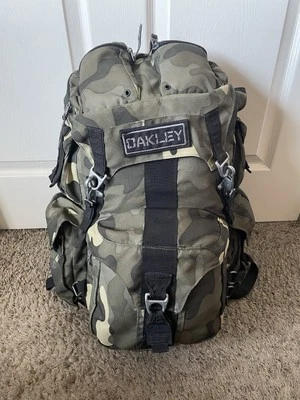RARA MOCHILA OAKLEY AP MECANISMO Camuflaje División de Montaña Senderismo Paquete de Día Bolsa Foto 1 de 4