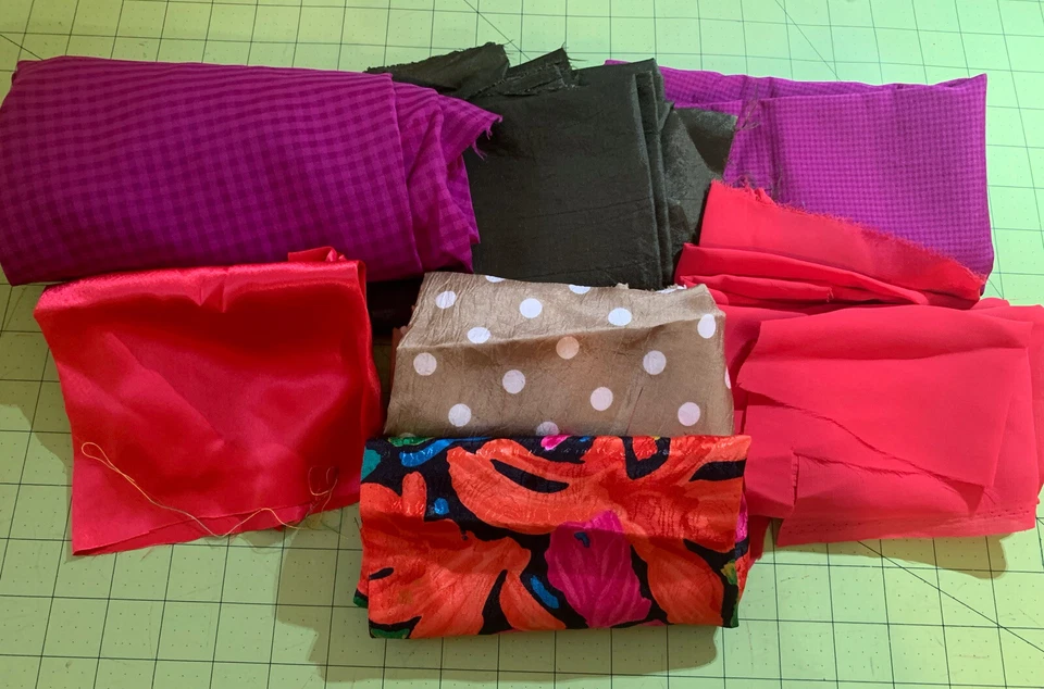 Retazos de tela sedosa estampados mixtos y tamaños costura manualidades ropa ~ lote #35 Foto 1 de 4