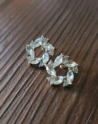 NUEVO SIN ETIQUETAS ANTHROPOLOGIE RESTAURAR COLECCIÓN VINTAGE POST ARETES CHAPADOS EN ORO CIRCONITA Foto 1 de 4