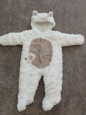 ДЕТСКИЙ/МЛАДЕНЕЦ БЕЛЫЙ МЕДВЕДЬ КОСТЮМ ЗИМНИЙ СНЕЖНЫЙ КОСТЮМ РАЗМЕР 9 МЕСЯЦЕВ ОТ KOALA BABY  - Изображение 1 из 4