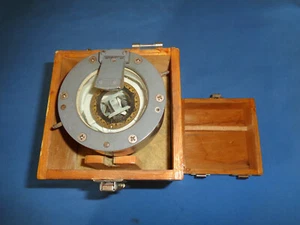 Brújula de linterna vintage Hipco con caja militar, naval, náutica de la Segunda Guerra Mundial ¿Lionel? - Imagen 1 de 9