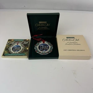 Longaberger 1997 Club de Coleccionistas Ciudad Natal Adorno de Navidad en caja - Imagen 1 de 6