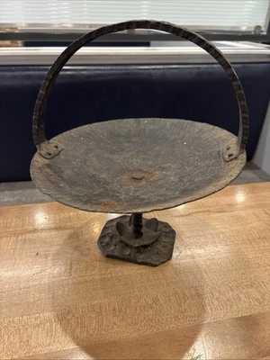 Suporte antigo mostrando a exposição de técnicas de ferro forjado por H. Hoffer - Imagem 1 de 4