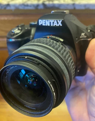 DSLR Pentax K-M (K-2000) 12,4 MP PROBADA con lentes de 18-55 mm y 50-200 mm  Foto 1 de 4