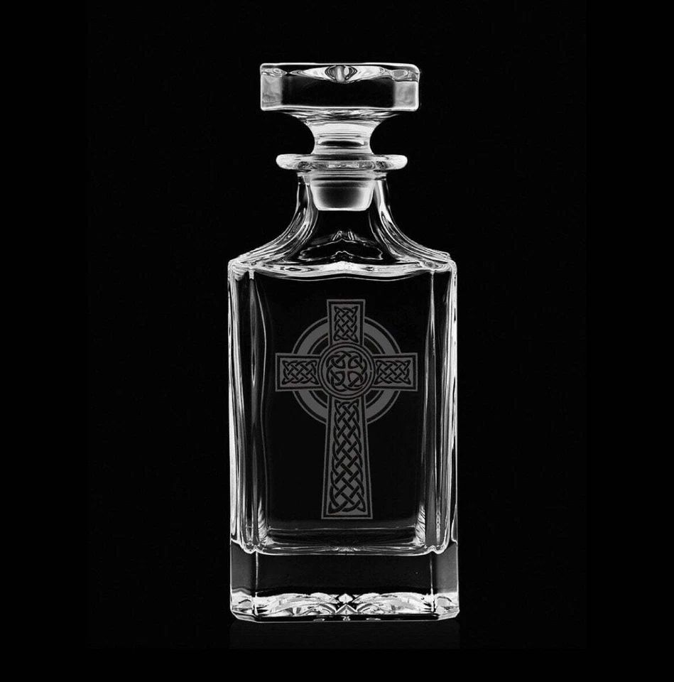 Jarra de whisky Irish Cross de 25 onzas con vasos Rocks opcionales Foto 1 de 3