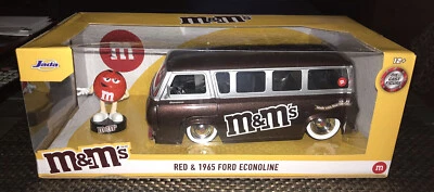 Figura roja de M&M de Jada 1:24 y furgoneta de reparto Ford Econoline 1965 diecast nueva Foto 1 de 2