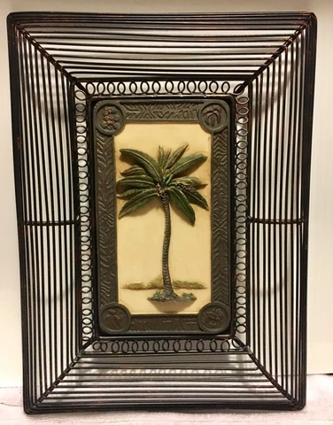 Heavy Wire Wall Hanging With Palm Cover