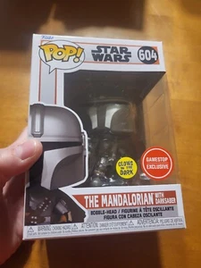 Funko Pop Star Wars The Mandalorian With Darksaber # 604 GAMESTOP GITD LEER - Imagen 1 de 12