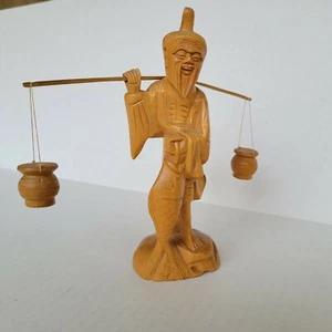 Vintage asiatische hellbraune Holzskulptur weiser alter Mann trägt Wassertöpfe  - Bild 1 von 5
