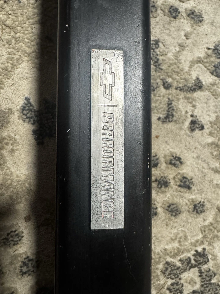 Chevrolet Camaro SS 2016-2024 6,2 L soporte de torre de puntal negro 84247228 OEM GM Foto 1 de 4