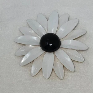VINTAGE ORIGINAL BY ROBERT DAISY FLOWER WHITE & BLACK ENAMEL BROOCH PIN 2.5" - Picture 1 of 4