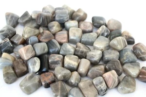 Ein schwarzer Mondstein 20-25 mm Trommelstein Reiki Heilung Kristall weibliche Energie - Bild 1 von 8