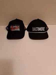 zwei (2) Baltimore Orioles SGA Einheitsgröße Baseball Caps - Bild 1 von 5