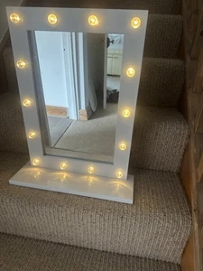 Small Hollywood Makeup Mirror with Lights Battery Powered - Picture 1 of 4