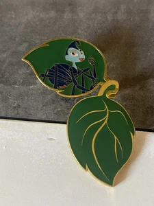 Prendedor con bisagras hoja personaje A Bugs Life Disney Loungefly Pixar - Rosie - Imagen 1 de 3