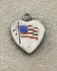 VIKTORIANISCHES STERLINGSILBER AUFGEBLÄHTES HERZ CHARM - Emaille USA Flagge & Engr. "N.C." - Bild 1 von 2