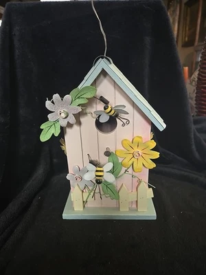 Casa de madera para pájaros con techo de metal Foto 1 de 4