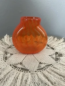 MUNDGEBLASENE KUNSTGLASVASE, ORANGE GESPRENKELTES MUSTER, 4,5" X 4,5" - Bild 1 von 3