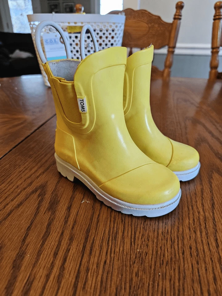 Дождевые сапоги TOMS для мальчика девочки ясельного возраста размер 6 желтые резиновые без застежек  - Изображение 1 из 4