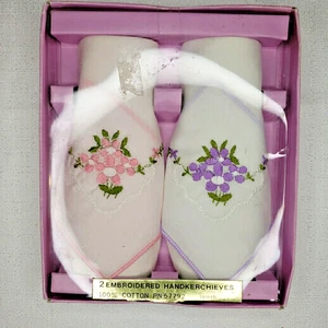 2 VINTAGE BESTICKTE TASCHENTÜCHER 100 % BAUMWOLLE FLORALES DESIGN NEU IM KARTON ROSA BLUMEN - Bild 1 von 4