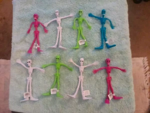 Menge 8 neue Cupcakes und Wagenräder biegsame Skelette 5" Halloween Vintage? - Bild 1 von 5