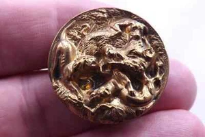 SELTENE ANTIKE FRANZÖSISCHE METALLKNOPF HUNDE KÄMPFEN GEGEN EIN WILDSCHWEIN 3 CM (3931) - Bild 1 von 4