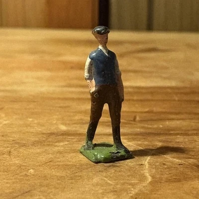 Figura de agricultor de plomo calibre O chaleco azul y sombrero de trabajador agrícola Britains Ltd de colección Foto 1 de 4