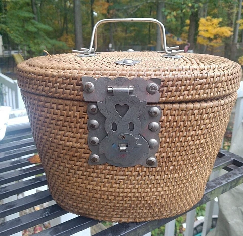 Vintage Nantucket Style Woven Wicker Basket Hinged Lid Fish Metal Clasp Handle Cover