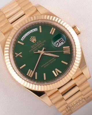 Rolex Day-Date 228238 - Bisel estriado de oro de 18 quilates 40 mm - Esfera romana verde personalizada Foto 1 de 4