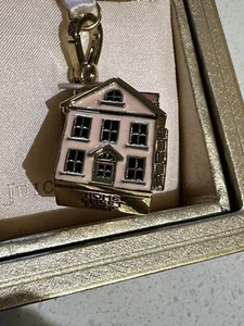 NUEVO CON ETIQUETAS RARO Dije de alta costura jugosa ""hogar dulce hogar"" en caja de lujo. YJRU5082 - Imagen 1 de 21