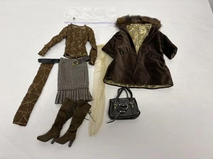 TRAJE CACAO ROBERT TONNER TYLER GOWORTH ESTILO CIUDAD - Imagen 1 de 6