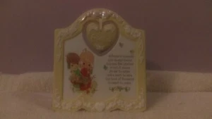 Precious Moments Placa de pie corazón colgante amigo lazos y cinta OH1031 - Imagen 1 de 4