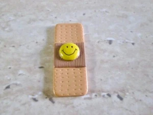 Broche PIN SOLAPA BANDAID, ENFERMERA, CHAQUETA, MÉDICO, UCIN, UCI, ONCOLOGÍA, ER, MÉDICO - Imagen 1 de 2