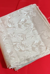 Vintage NEU Satin Stoff, cremeweiß geprägte Blumen, silberne Reflexion - Bild 1 von 4