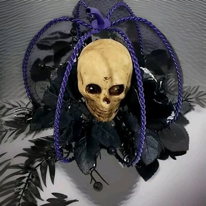Centro de mesa espeluznante gótico de Halloween calavera rosas negras y follaje de 8"x8" - Imagen 1 de 4