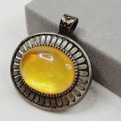 Pingente de pedra de resina amarela Lia Sophia oval tom de prata envelhecido declaração assinada - Imagem 1 de 4