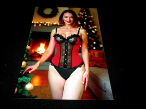 SCHÖNES BRÜNETTES COUGAR MODEL IN ROT & SCHWARZ DESSOUS - WEISSE STRUMPFHOSE FOTO - Bild 1 von 1