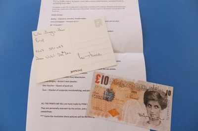 Banksy Salida a través de la tienda de regalos Tenner original firmado + postal y DVD Foto 1 de 4