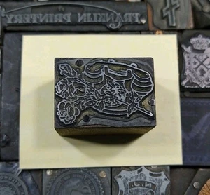 Antiguo De Colección Teléfono Giratorio Flores Tipo Impresión Letra Adorno Bloque de Corte - Imagen 1 de 2