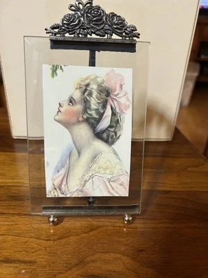 Marco de vidrio biselado vintage de 4" x 6" en caballete tono plata tapa rosa y pies de bola Foto 1 de 4