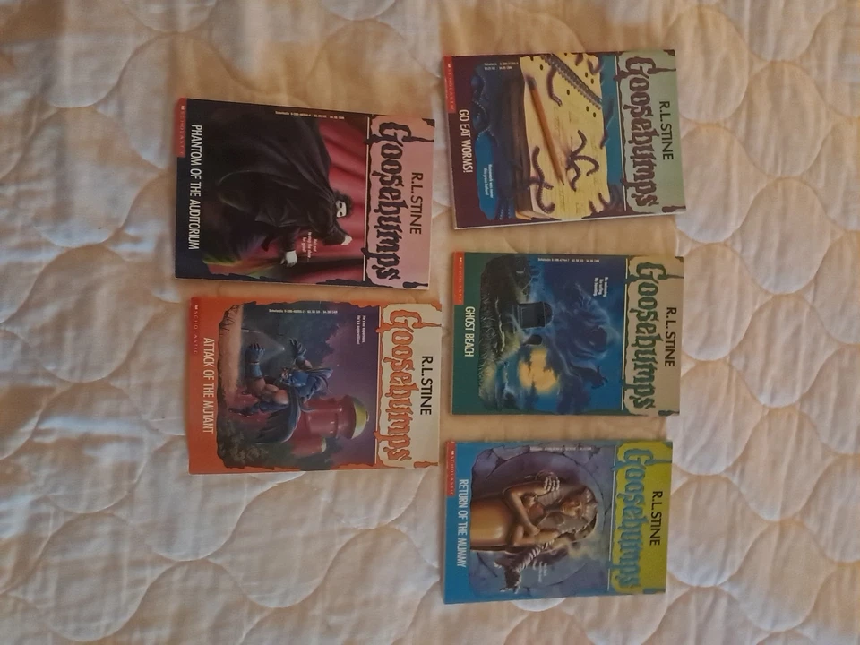 Set Of 5 R.L Stine First Edition Goosebumps Paperback Books #21, 22, 23, 24, 25) - Image 1 of 4