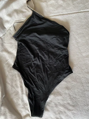 Traje de baño Zara para mujer negro de una pieza 1 hombro beige ganchillo costura talla S nuevo con etiquetas Foto 1 de 4