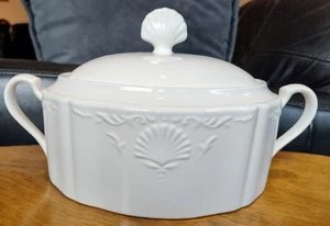 Mikasa South Hampton 2 Qt Covered Casserole Dish 9" DY902 Oval White Sea Shell - Picture 1 of 11