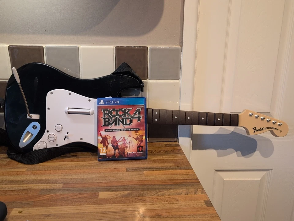 PS4 ROCK BAND 4 GAME & FENDER STRATOCASTER WIRELESS MADCATZ HARMONIX -TESTED- - Image 1 of 4