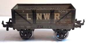 PRE GUERRA BING O GAUGE - VAGÓN DE 7 TONELADAS 4 TABLONES CON CARGA - L.N.W.R. GRIS - Imagen 1 de 6