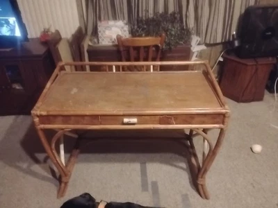 Escritorio de ratán de los años 50 es de bambú y mimbre de mediados de siglo Foto 1 de 4